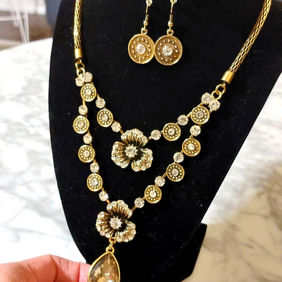 Gold costume jewelry set with yellow rhinestones - Picture 2 of 6